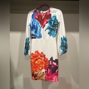 Beautiful, colorful crepe mini dress with belle sleeves.